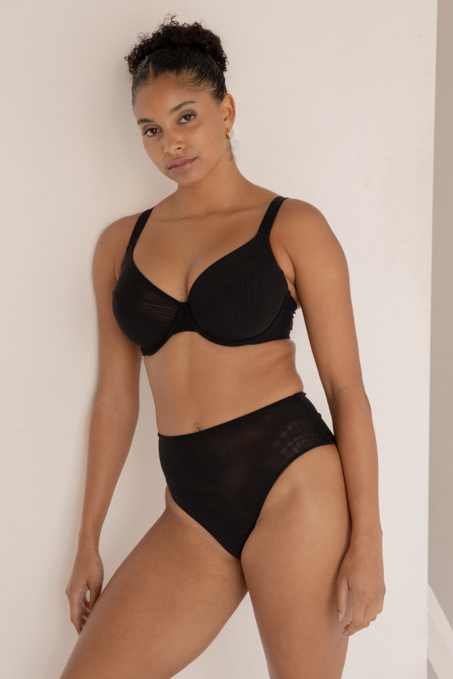 BUSTY BASICS PLUNGE BRA - BLACK