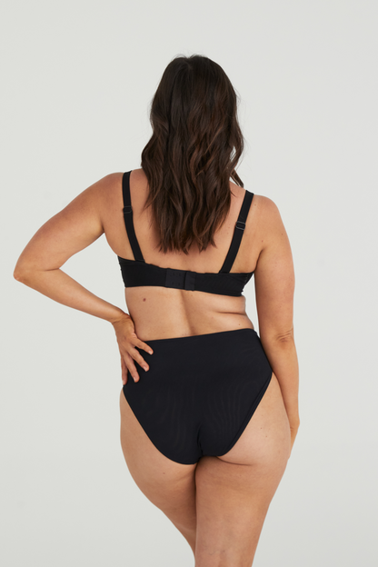 BUSTY BASICS PLUNGE BRA - BLACK