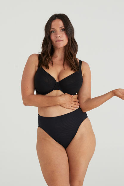 BUSTY BASICS PLUNGE BRA - BLACK