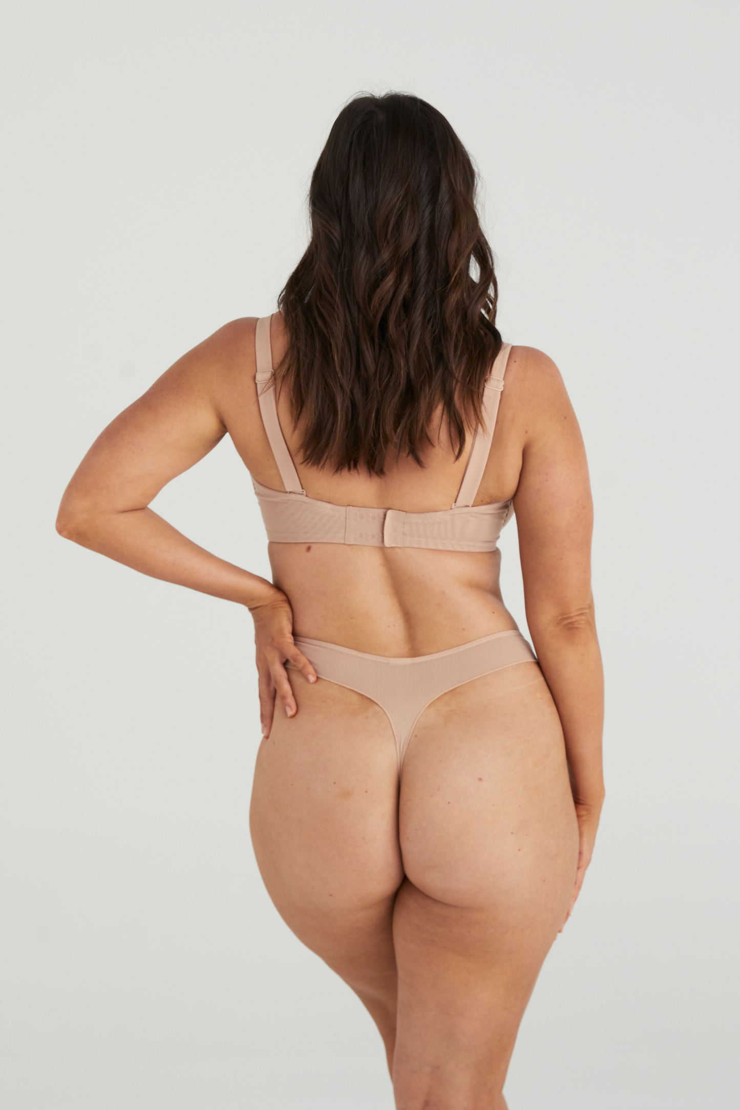 BUSTY BASICS PLUNGE BRA - LATTE