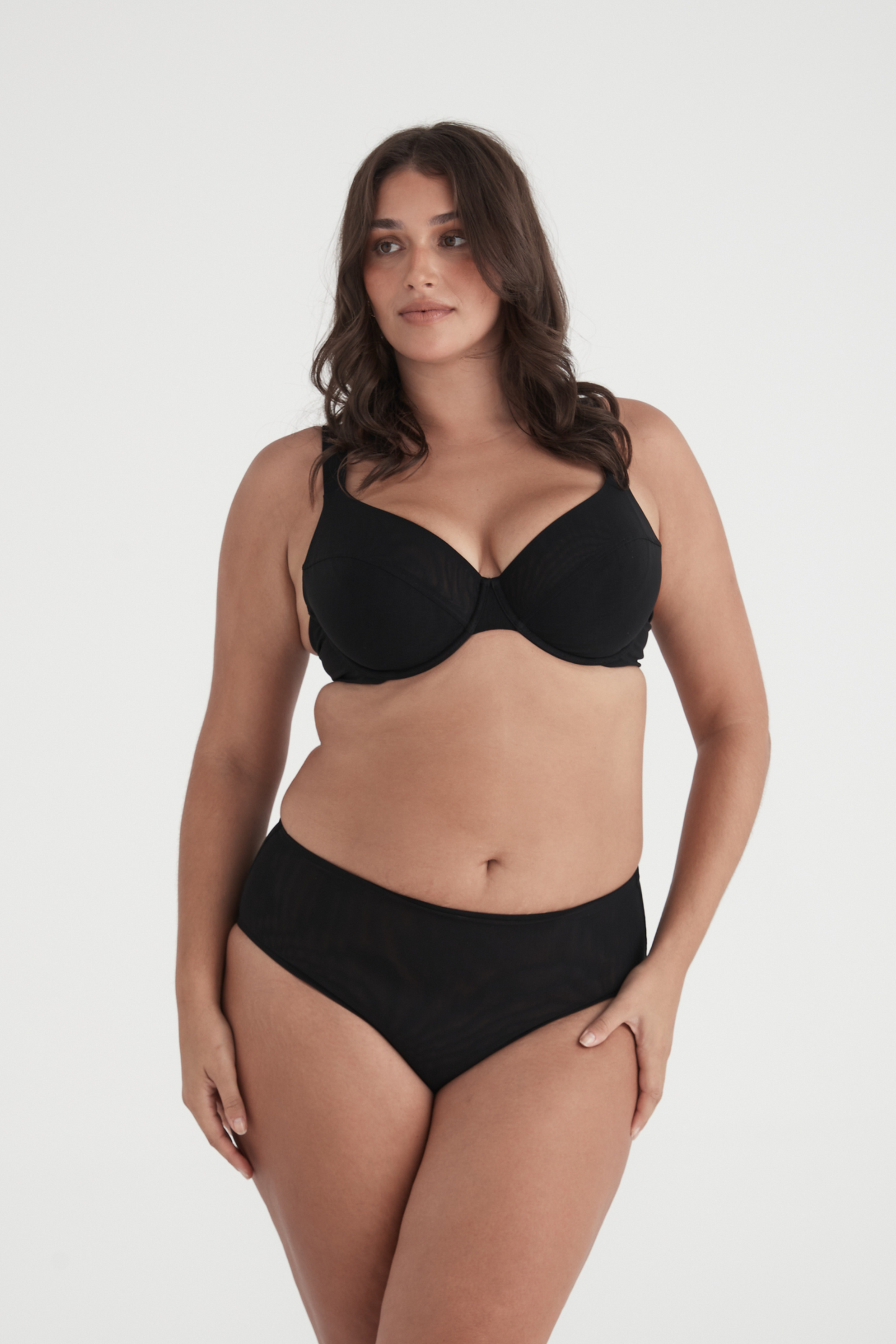 BUSTY BASICS PLUNGE BRA - BLACK